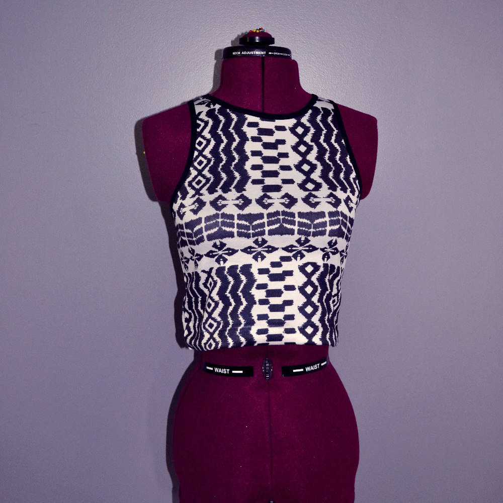 Black and white cropped top